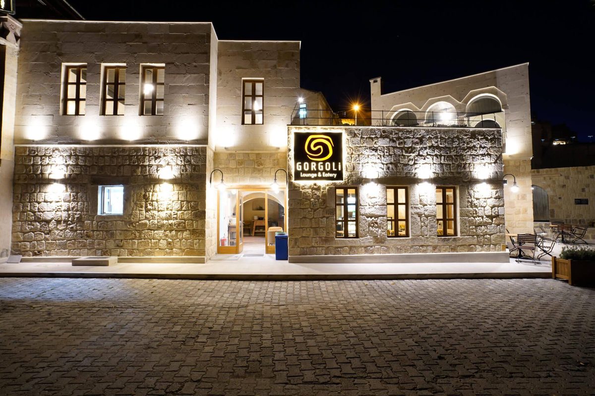 Gorgoli Lounge & Eatery, Mustafapaşa, in the evening